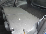 シートを倒せば大きな荷室へと変化します。