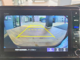 【リヤカメラ・ワイドビュー】後方を広く映し出し、左右からの接近車両や歩行者も確認しやすいビューです。