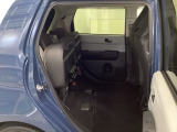 後席の座面をはねあげると、後席のあったスペースがそのまま高さのある荷室空間に!背の高い荷物も横にせずそのまま積み込めます。もちろん左右片方だけのアレンジも可能です。