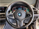 【ハンドル】ドライバーとBMW車の一体感がダイレクトに伝わるステアリングホイール。形状・太さへの拘りに加えて、操作性を高める為にスイッチ類も配置。クイックかつ安定のドライビングを体感下さい!