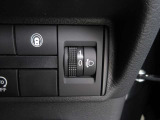 ヘッドランプレベライザー 乗車定員や積載量によって変化する車両姿勢。常に最適なライト照射ができる様にヘッドライトの角度を調整できます。