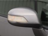 【LEDドアミラーウインカー】ドアミラーにウィンカーが付いているので、周りの車がウインカーやハザードに気付きやすくなります。右左折時や車線変更時の事故を防ぎ、安全に走行できます。