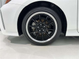 かっこいいホイールですね。 車のイメージを大きく左右するホイール部分はコダワリを持ちたいですね。