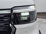 視認性を高め、夜間走行を支えるLEDヘッドライトを装備しています。
