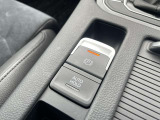 キングブレーキはホールド機能付きで信号待ちなどブレーキから足を離すことができ、加えて坂道発進時や渋滞時に便利で安心なオートホールド機能も装備しています。