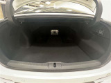 トランクルームは奥行きがありセダンならではの広さ!後席中央部に長尺物の収納に便利なトランクスルー!