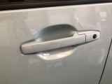 【ドアハンドル】Hondaスマートキーを携帯し、ロックボタン、ドアハンドルを操作することで施錠や解錠ができます。