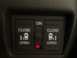 乗り降りに便利な電動スライドドアを装備しています。