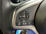 ステアリング左手側にオーディオ関連のコントロールスイッチを配置しています。操作時は視線を逸らすことなく運転に集中できます。