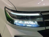 対象物が見やすく白く明るい光で夜間走行をサポートするフルLEDヘッドランプ(サイドビューランプ、クリアランスランプ、オートレベリング機能付き)を装備
