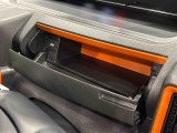 小物が収納できる運転席側インパネアンダーボックス。 ボックス内にはUSBソケットが一口。