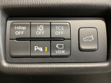 運転席脇のクラスタースイッチ部分にはカメラ切り替えスイッチ、パーキングセンサー、その他走行系スイッチを集中配置しております。