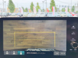【リヤカメラ・トップビュー】真上からの映像で後方を確認でき、後退駐車や狭い場所での車庫入れも安心です。