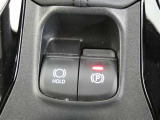 停車時にブレーキペダルから足を離しても車を停止状態に保つ機能で、信号待ちや渋滞での負担軽減に役立ちます。
