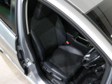 程よい硬さとホールド性が高いシートで長時間運転も快適です。