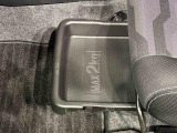 靴などが収納できる便利な助手席シートアンダートレイが付いてます