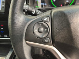 ステアリングにオーディオ操作スイッチが付いています。オーディオ画面に直接タッチしなくても操作が出来ますので、運転に集中できます。