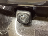 車の後方に小型カメラが付いておりバックする際の後方の様子をモニター上に表示します。
