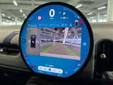インパネ中央のアイコニックなディスプレイに映し出されるのが最大の特徴です。現行モデルでは高精細な有機EL(OLED)を採用し、タッチや音声で直感的に操作できます。