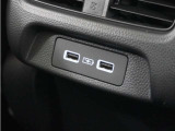 ◆後席用USBチャージャー◆後部座席に搭乗される方のために便利で使いやすい位置に設置。長時間のドライブも安心です♪