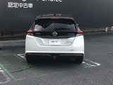 ZeroEmissionエンブレムがエコでパワフルを、nismoエンブレムが人車一体のパフォーマンスを主張します。