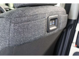 運転席のシートバックには充電用USB端子を2個装備しています。両サイドには充電しているスマホなどを入れておけるポケットも備えています。
