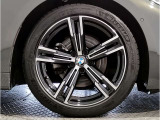 【BMWアロイホイル】軽量かつ強度に拘ったアロイホイル。走行性能ポテンシャルを引き出す設計。車の足元を引き締めてくれる大きなポイントはアロイホイルです。