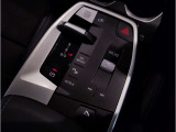 運転中にもオーディオの音量やFMの切り替えなどステアリングでの操作で切り替え可能なため、ステアリングから手を放す必要がない為、運転中でも操作が簡単でございます。