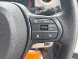 【クルーズコントロール】アクセル操作なしで一定速度を保つ機能。先行車との距離を自動調整する追従型が主流で、高速走行時の疲労を劇的に軽減します。長距離移動が多いお客様への商談では必須の快適装備です。