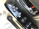 パワーウィンドウやドアミラーのスイッチ等は運転席右側へ集中してます
