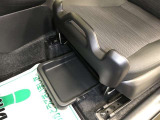 助手席シートは買い物アシストシートです!くぼみに傘をひっかけたり、座席に置いた荷物が落ちないように防いでくれます。シート下にはアンダートレイも設置されています。