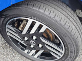 日産純正アルミホイールが足元を引き締めます。