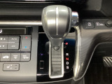 CVT車のセレクトレバーです。低速から高速まで、変速ショックのないスムーズな走りを実現するとともに、エンジン効率のよい領域を維持することで燃費にも貢献します。