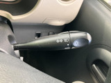 操作しやすい位置に配置されたウインカーレバーは、安全な運転をサポートします。視認性の高いスイッチデザインです。