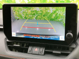 後進時や駐車時に周囲の状況を確認できるカメラ表示機能。安全運転をサポートします。