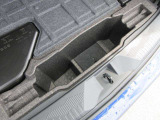 洗車道具などの小物の収納に便利なサブトランク