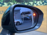 【後方車輛検知】走行中、ドアミラーの死角になりやすい箇所に後続車が接近するとサイドミラー付近に警告を表示、ドライバーに注意喚起をしてくれます。