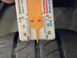 自社整備工場で点検整備をおこなってからお渡ししています。車検が残っている場合は『12ヶ月点検整備』を、車検整備付きの場合は『車検整備』をおこないます。整備費用は車両本体価格に含まれています。