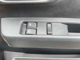 窓スイッチは使用感が出やすい所。文字消えや汚れ、オート機能・ロック操作の有無も確認◎。