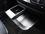 【インストセンタースライドトレイ】収納可能なカップホルダー付きで、使い勝手がよく便利です♪