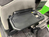 飲み物や食べ物を気軽に置けるテーブルを、運転席と助手席の背もたれにご用意。車内の休憩も快適です!