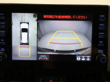 パノラミックビューモニターを装備。駐車場や交差点でクルマを真上から見るように周囲を確認できます。機能の詳細は販売店スタッフまでおたずねください。