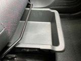 助手席シートの座椅子の下にシートアンダーボックスがあり、収納に便利です。