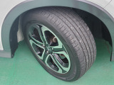 215/55R17タイヤの残り溝は約5〜4分山です。