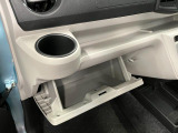 グローブボックスなどの多彩で便利な収納が設けられています