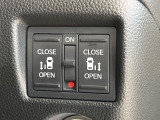 【両側パワースライドドア】スマートキーや運転席のスイッチで後席両側スライドドアの開閉が可能♪電動だから力を入れてドアを開ける必要が無く、小さなお子様でも簡単に開け閉めでき快適です♪