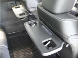 【シートバックテーブル】ちょっとした小物が置ける便利なテーブルです。