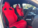 【専用スポーツシート】ホールド性に優れ、カーブ時の体が流れを抑制してくれます。また、体にフィットするから腰や背中が疲れにくく、ロングドライブや高速走行でも快適にお過ごしいただけます♪