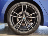 BMW純正アルミホイールです。納車時にはアルミホイールコーティングも承っております!是非ご検討下さいませ。