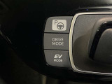 【EVモード】駆動用電池から電力を供給し、電気モーターのみを使って走行するモードです。住宅街や屋内の駐車場などで、騒音や排気ガスを気にすることなく走行することができます。